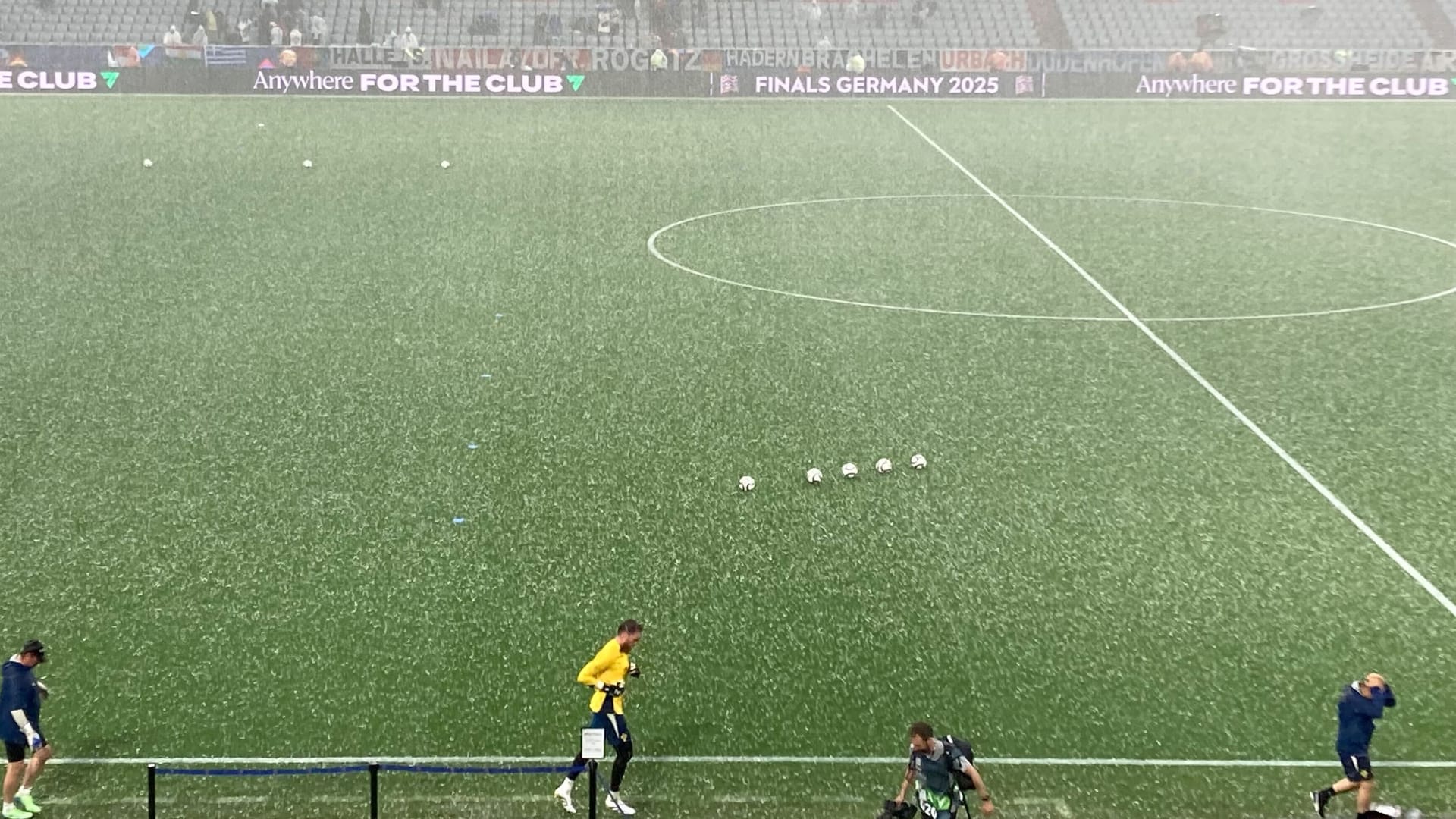 Starker Hagel: Der Rasen in der Allianz Arena wird am Mittwochabend in Mitleidenschaft gezogen.