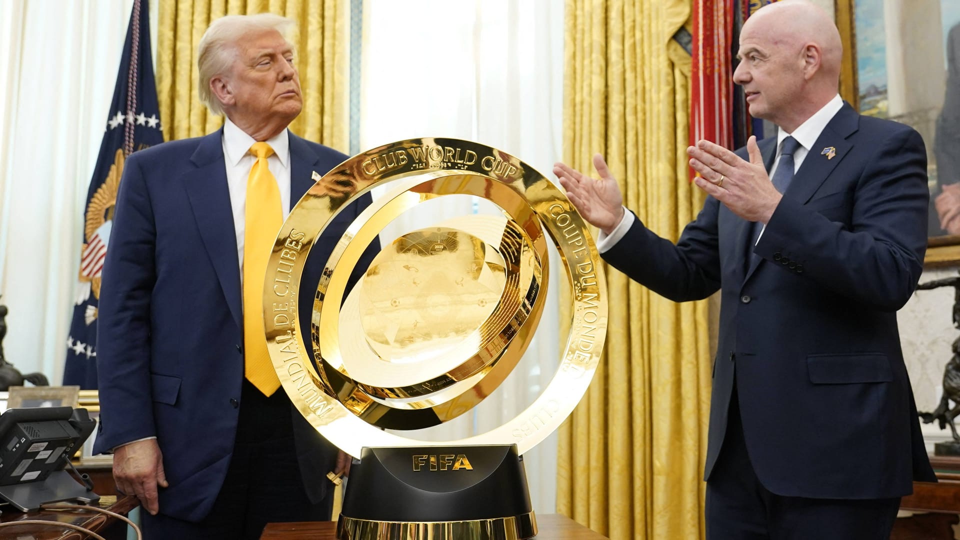 Donald Trump (l.) und Gianni Infantino mit dem Pokal der Klub-WM.