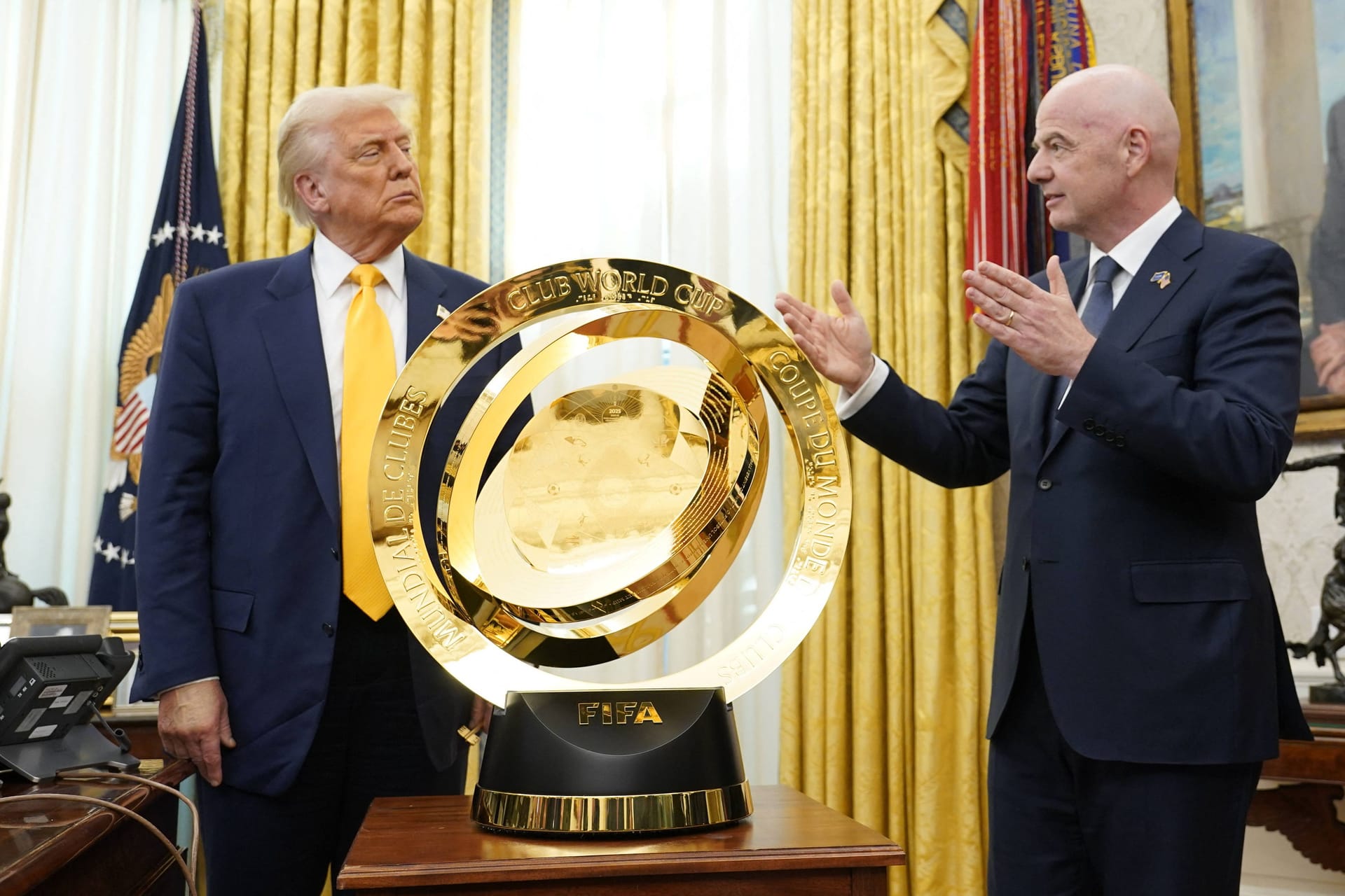 Donald Trump (l.) und Gianni Infantino mit dem Pokal der Klub-WM.