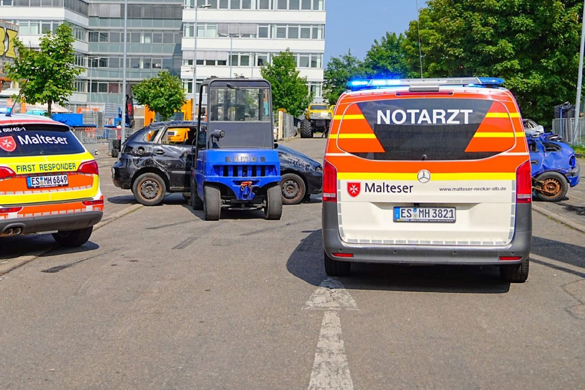 Auto fährt bei Stuntshow in Zuschauermenge - Verletzte