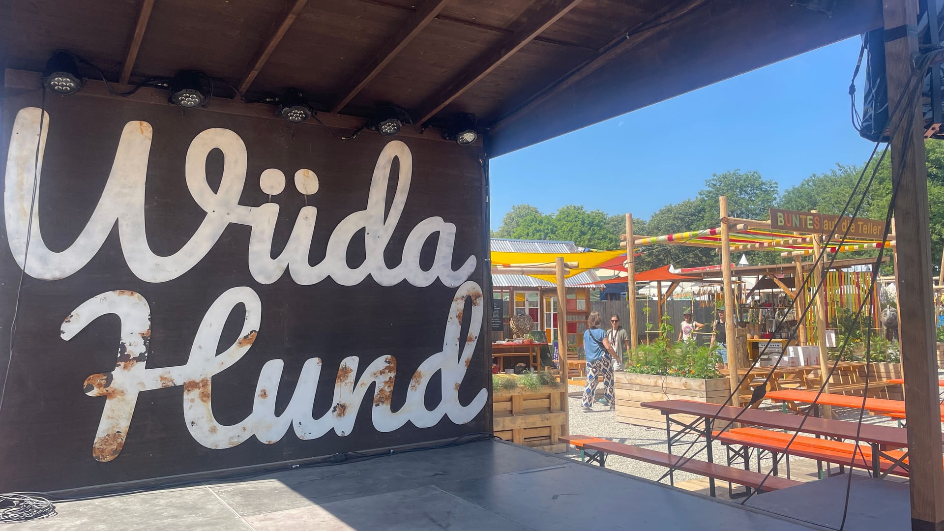 Im "Wüda Hund" bieten 16 verschiedene Brauereien ihre Biere an. Immer donnerstags gibt es außerdem ein Pubquiz – eine Anmeldung ist nicht notwendig. Frühes Kommen lohnt sich.