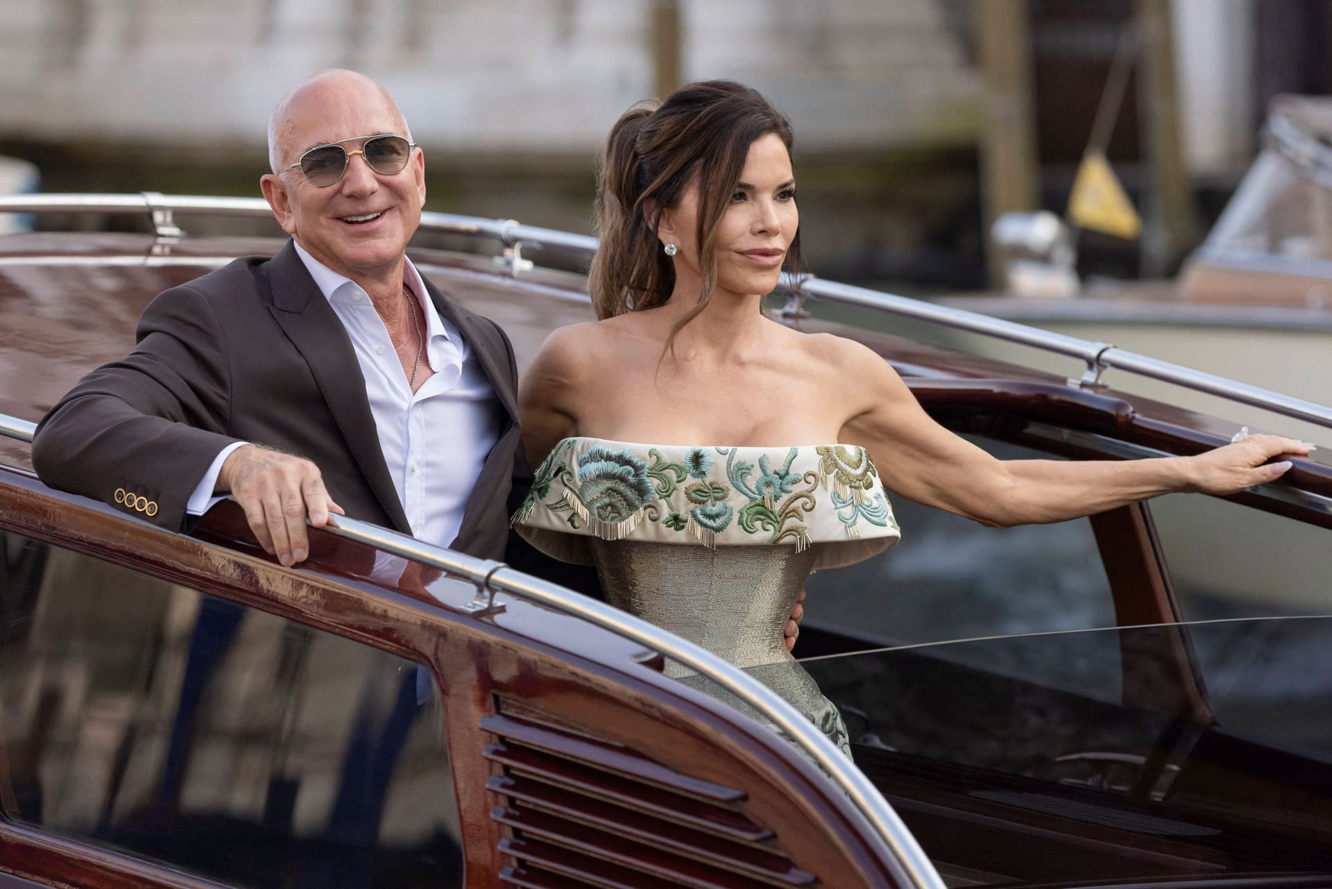 Jeff Bezos und Lauren Sánchez auf dem Weg zu ihrer Partylocation.