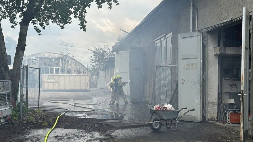 Die Einsatzkräfte vor Ort: Derzeit sind 65 Feuerwehrleute mit den Löscharbeiten beschäftigt.