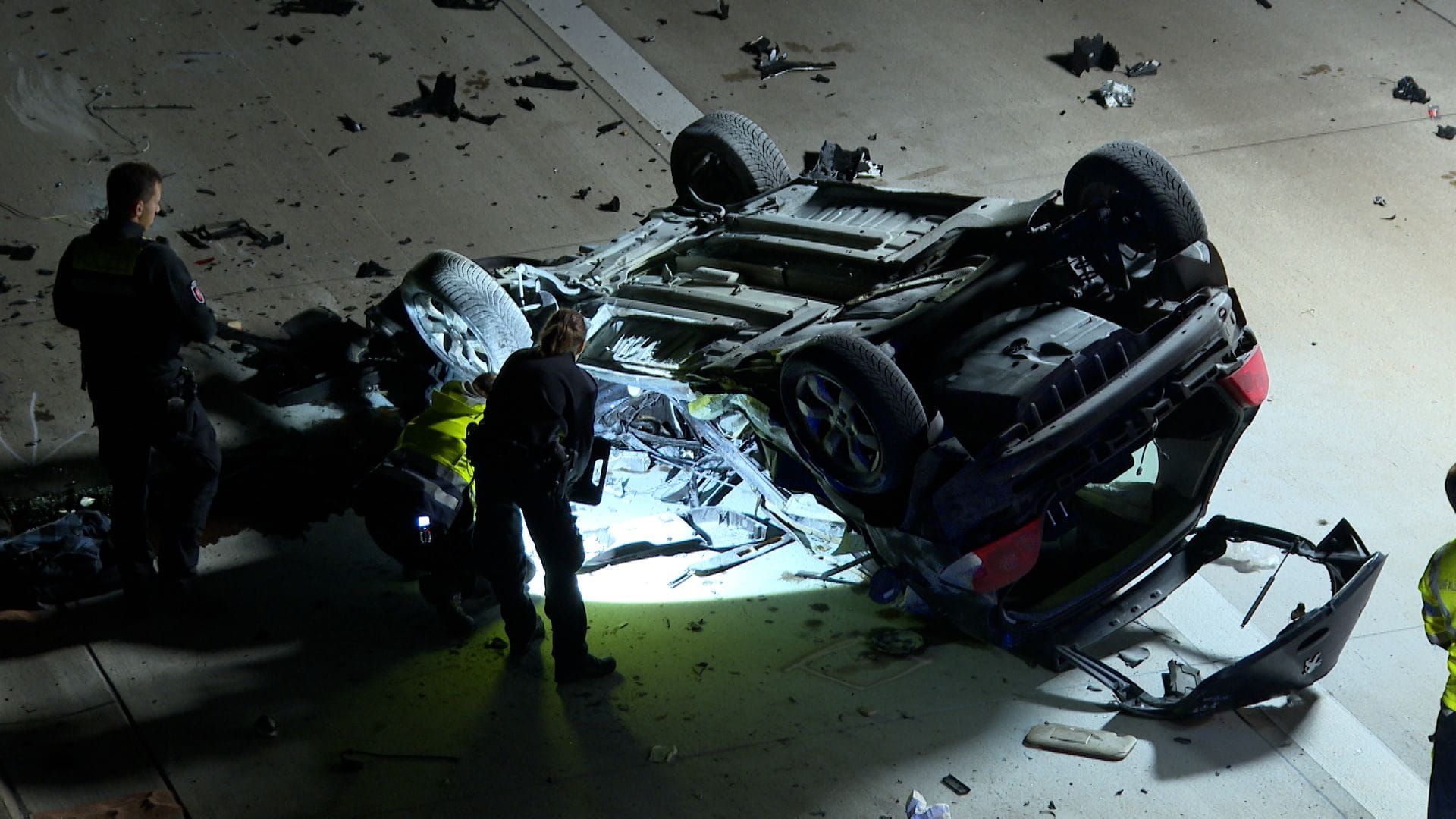 Polizisten an einem Unfallwrack: Aktuell ist die A7 in Richtung Hamburg voll gesperrt.