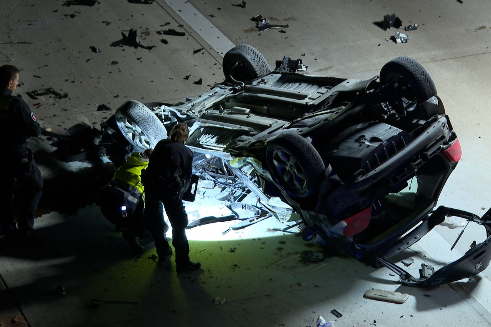 Polizisten an einem Unfallwrack: Aktuell ist die A7 in Richtung Hamburg voll gesperrt.