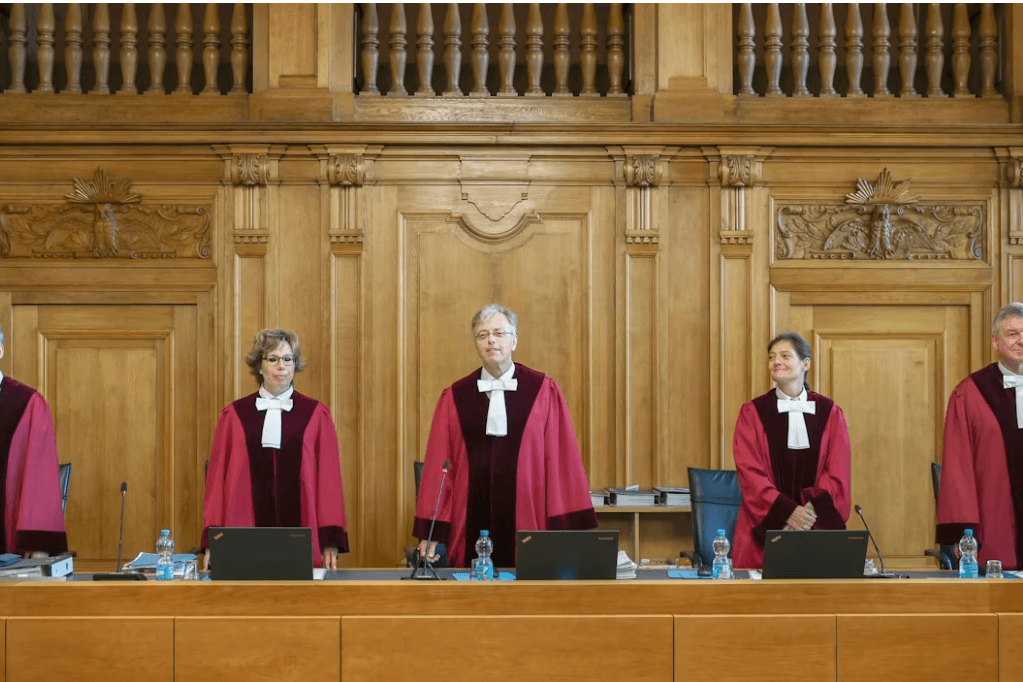 Compact-Entscheidung: Der Senat mit dem Vorsitzenden Richter Ingo Kraft hat alle Argumente gehört.