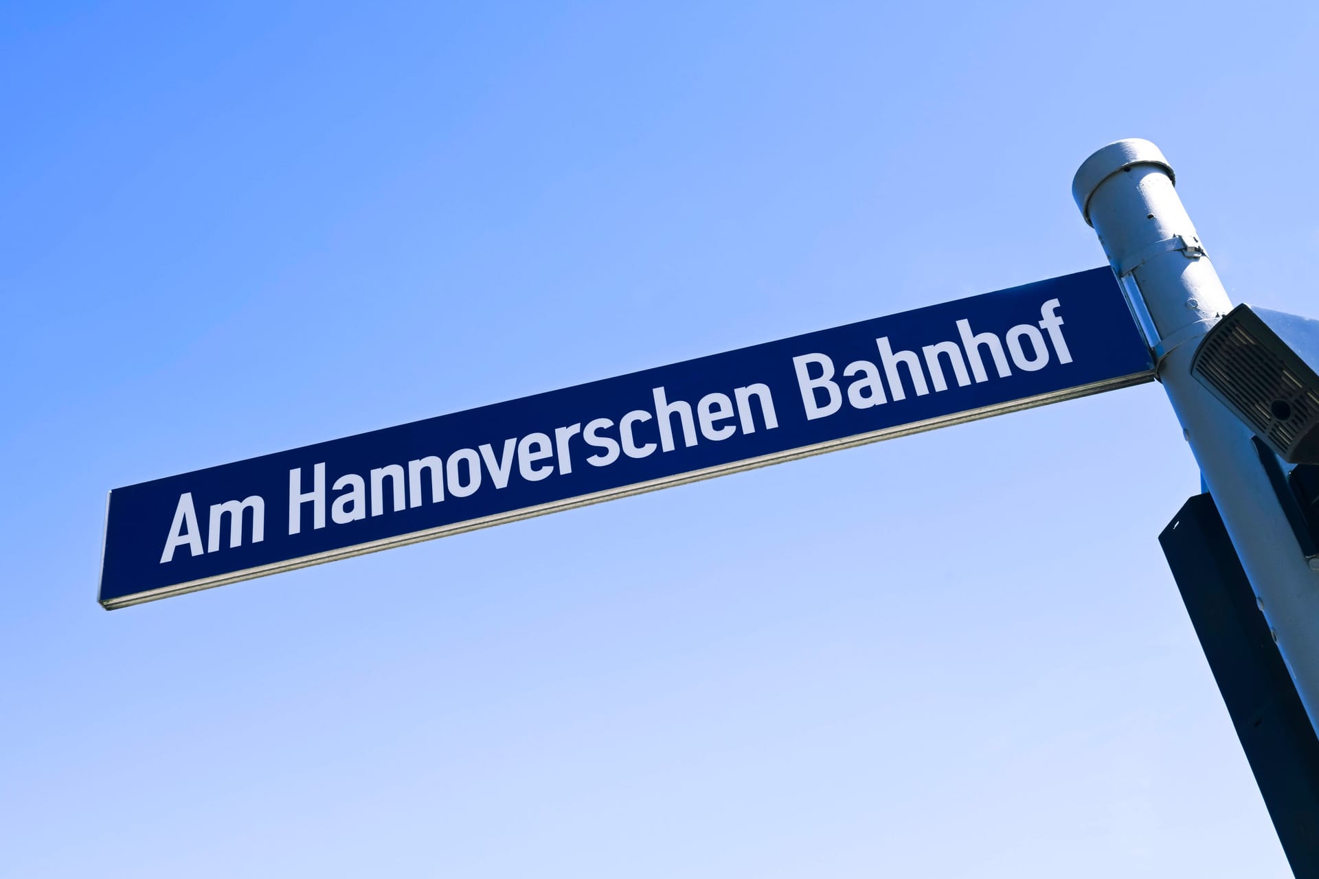 Am Hannoverschen Bahnhof, Straßenschild in der Hafencity von Hamburg (Symbolbild): In der Gedenkstätte sind rechtsextreme Schmierereien entdeckt worden.