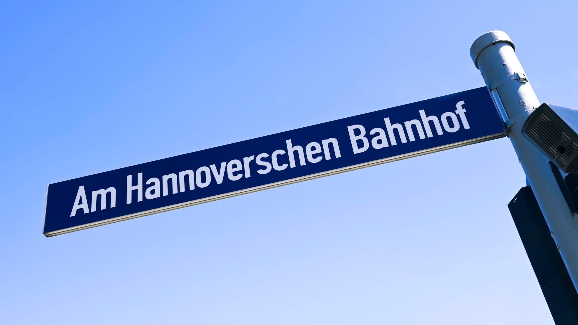 Am Hannoverschen Bahnhof, Straßenschild in der Hafencity von Hamburg (Symbolbild): In der Gedenkstätte sind rechtsextreme Schmierereien entdeckt worden.