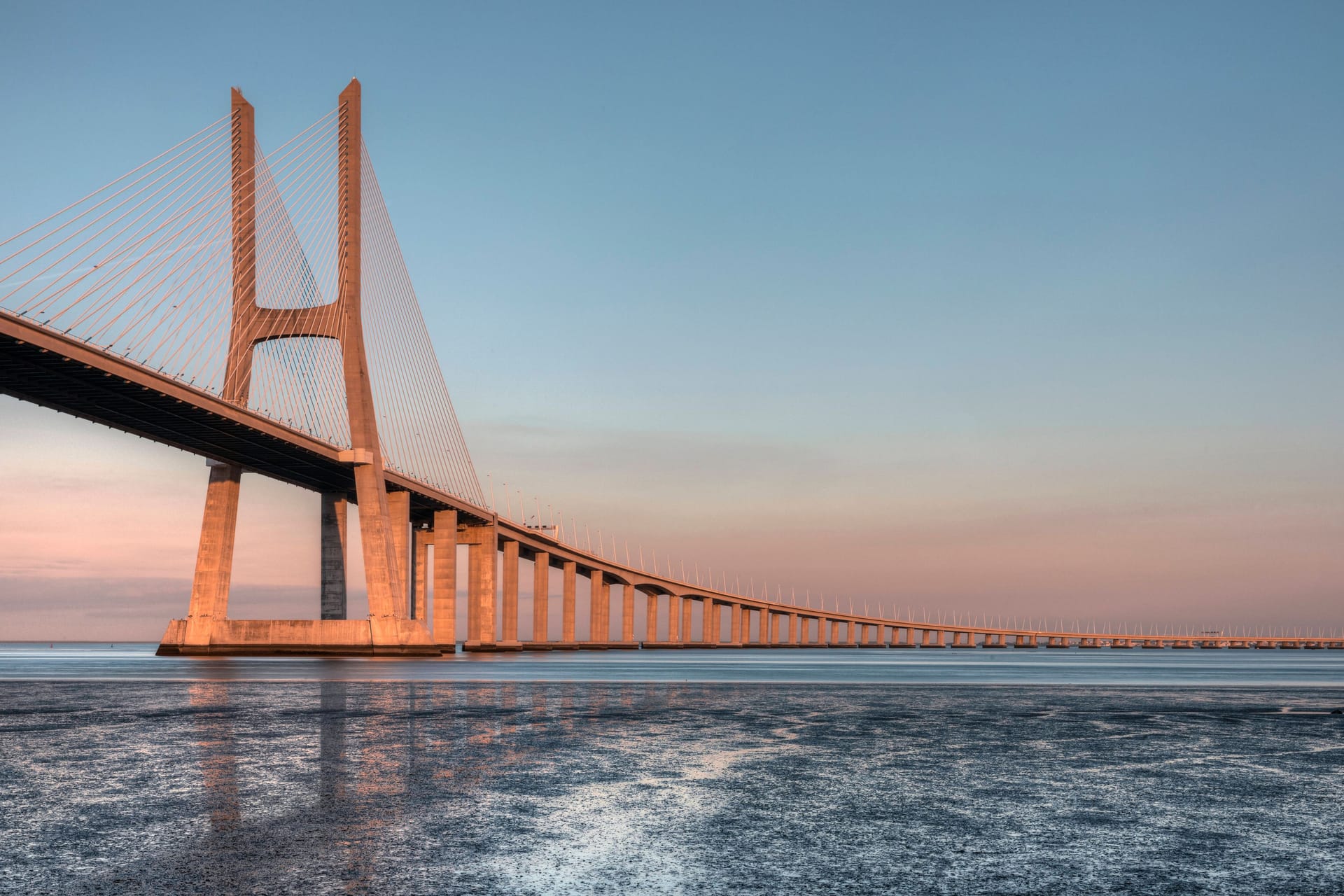 Lissabon in Portugal: Die Vasco-da-Gama-Brücke ist eine so genannte Schrägseilbrücke und hat eine Gesamtlänge von 17.185 Meter.