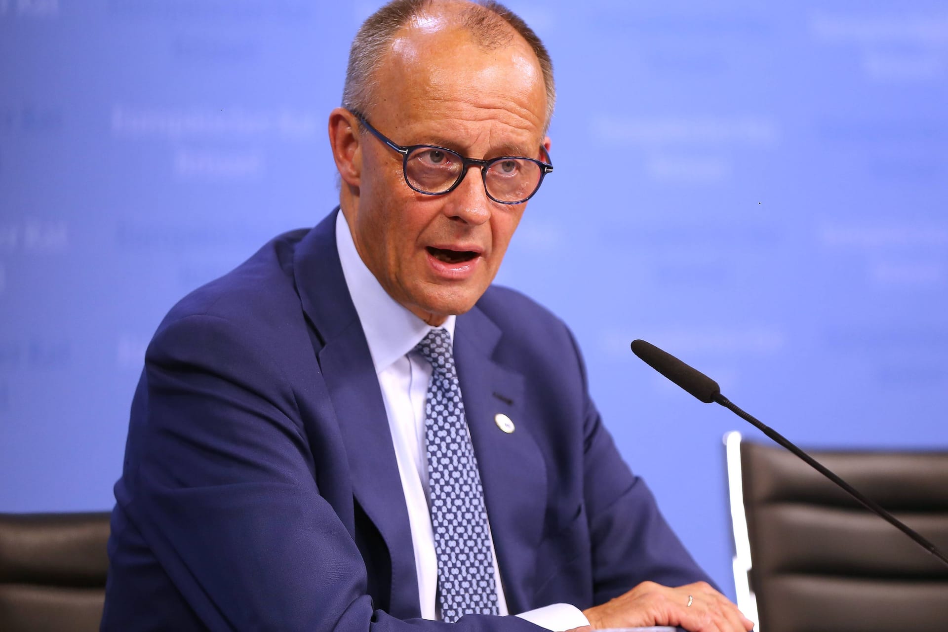 Bundeskanzler Friedrich Merz bei einer Pressekonferenz: Er gab bekannt, dass EU-Kommissionspräsidentin von der Leyen an einer WTO-Alternative arbeite. (Archivbild)