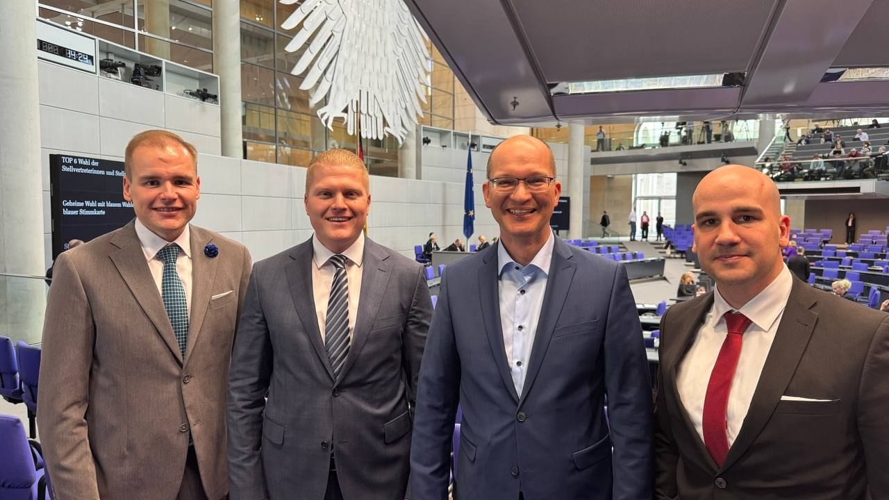 Die Thüringer Abgeordneten Braga, Drößler, Möller und Teske im Bundestag (v.l.n.r.): Braga trug zum Auftakt eine blaue Blume am Revers und sorgte für einen Eklat. Blaue Kornblumen sind in Österreich ein Nazi-Symbol.