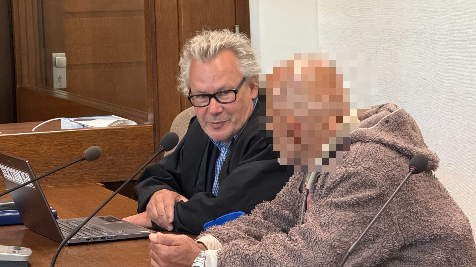 Der 54 Jahre alte Kölner mit seinem Anwalt Gordon Christiansen: Das Landgericht Köln verurteilte ihn wegen Mordes und stellte die Grausamkeit der Tat fest.