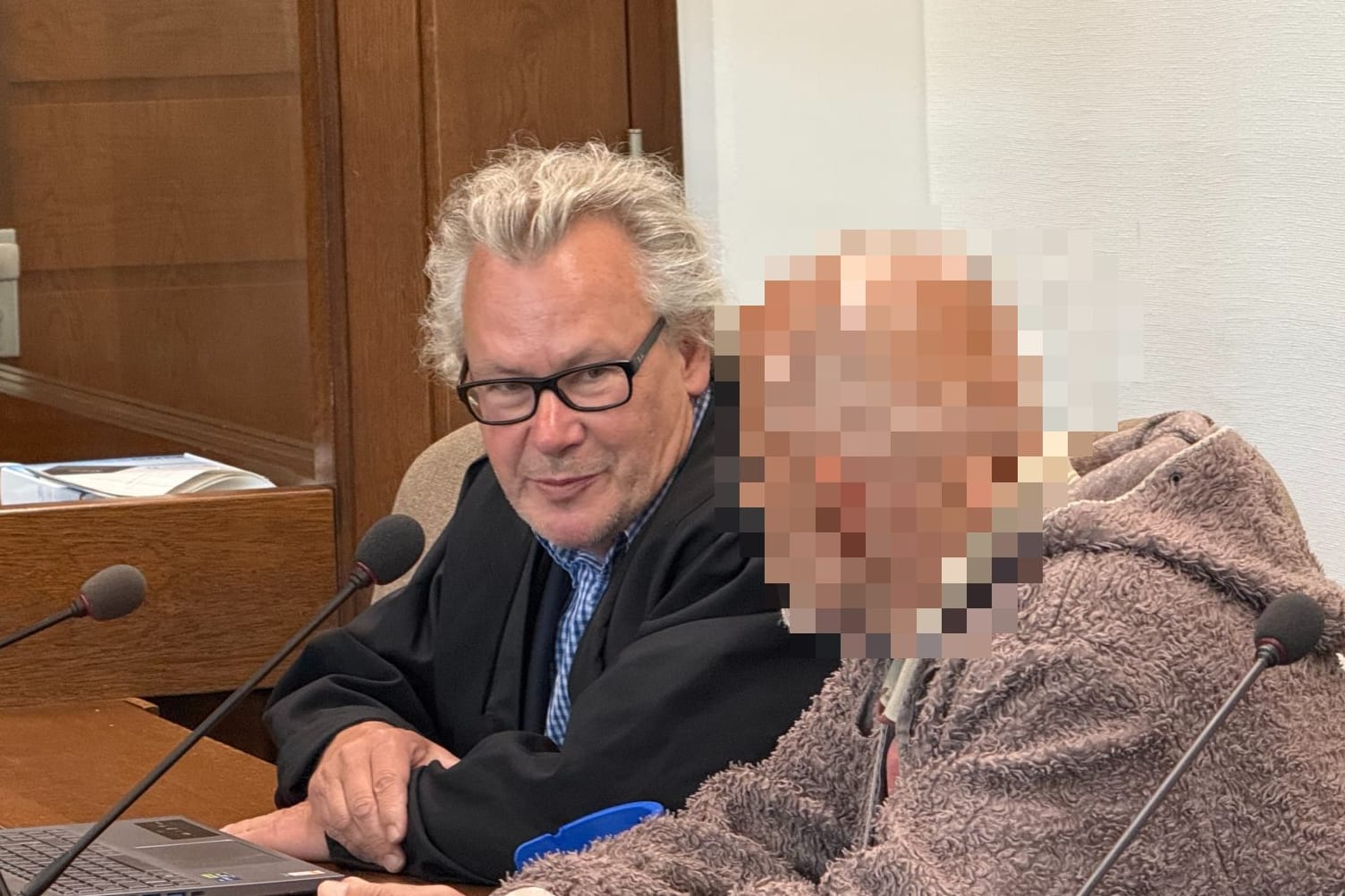 Der 54 Jahre alte Kölner mit seinem Anwalt Gordon Christiansen: Das Landgericht Köln verurteilte ihn wegen Mordes und stellte die Grausamkeit der Tat fest.