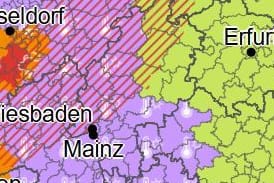 Wetter in Deutschland: Lila steht für eine Hitzewarnung, rot gestrichelt werden aufkommende Gewitter gekennzeichnet.