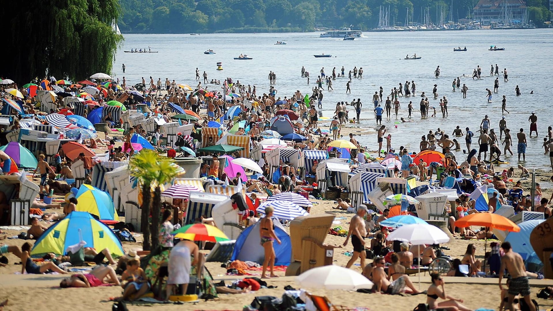 Berliner verbringen einen Sommertag am Wannsee (Archivbild): Am Wochenende steigen die Temperaturen auf bis zu 35 Grad an.