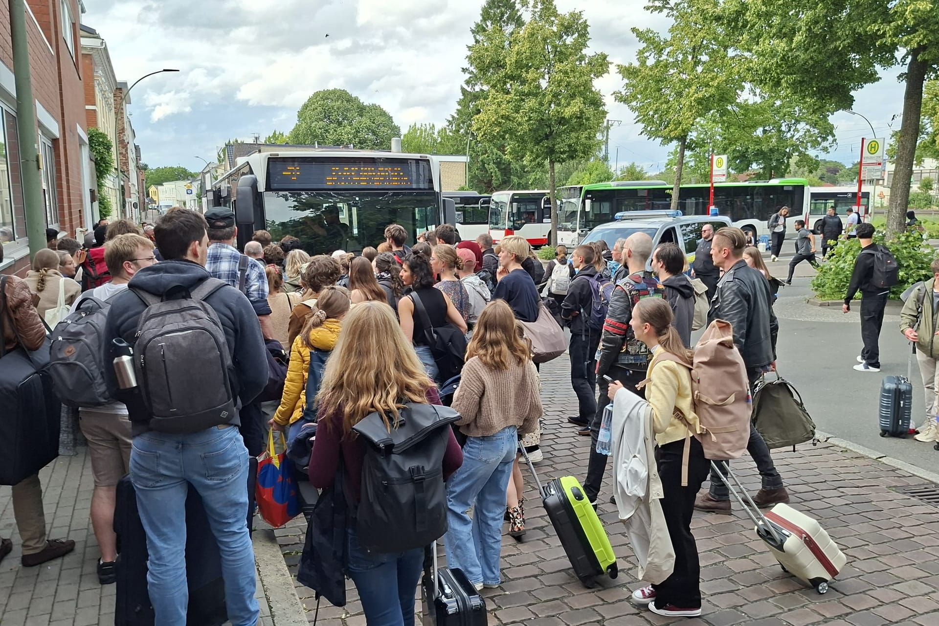 Reisende am Abend: Der Schienenersatzverkehr war laut einem Reporter überlastet.