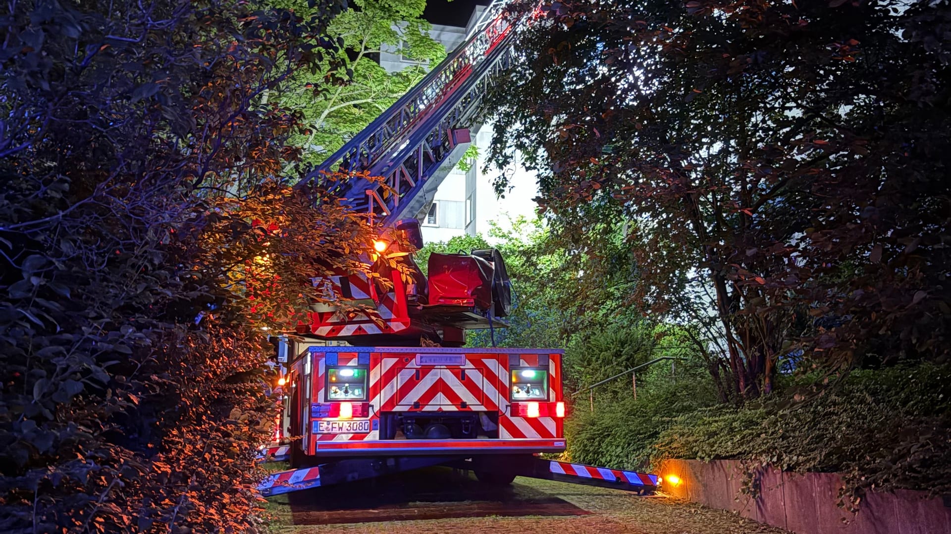 Die Drehleiter auf der Gebäuderückseite: In der Nacht brach in einem Mehrfamilienhaus ein Feuer aus.