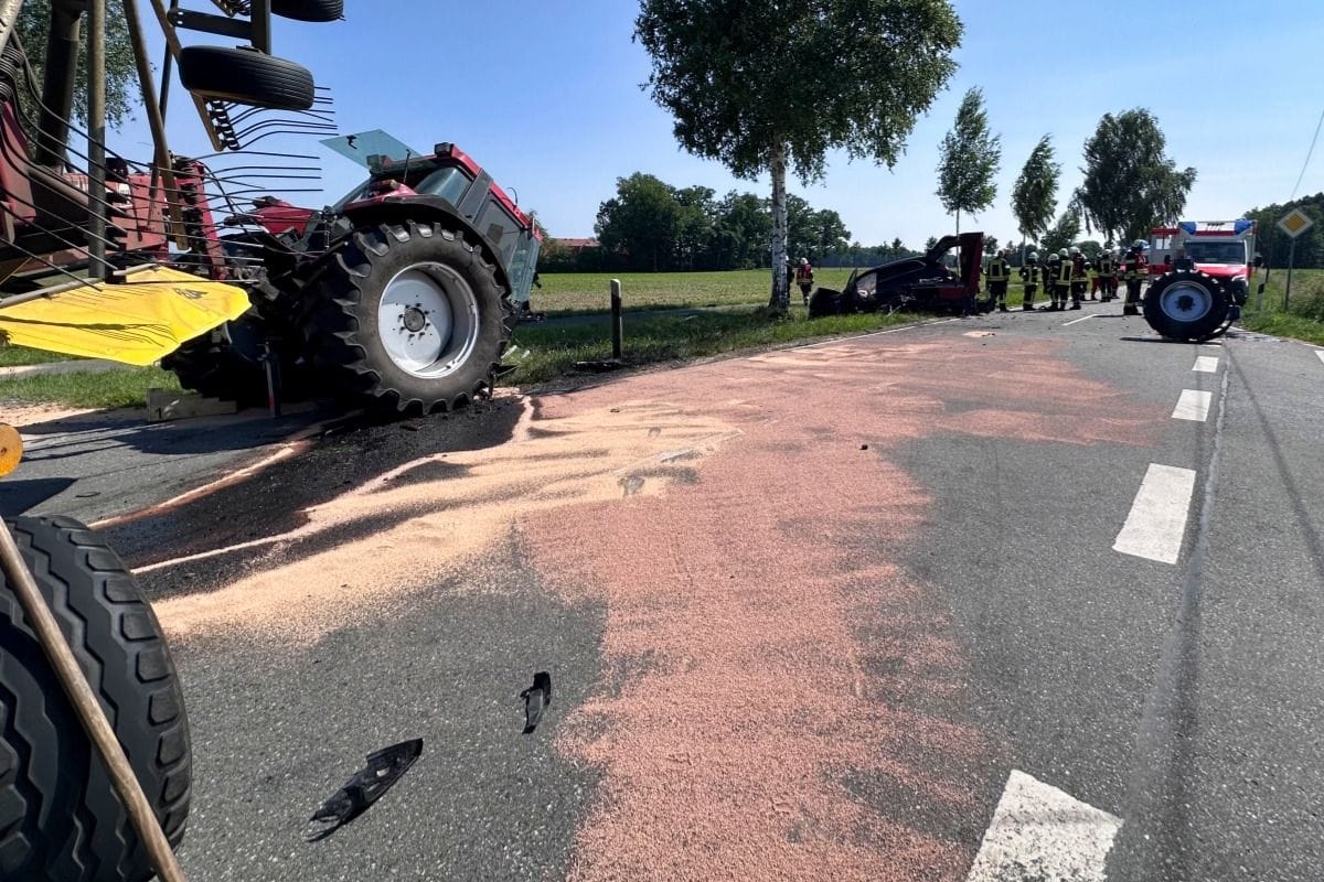 Unfall in Ostercappeln: Bei dem Zusammenstoß wurde der Traktor in zwei Hälften gerissen.