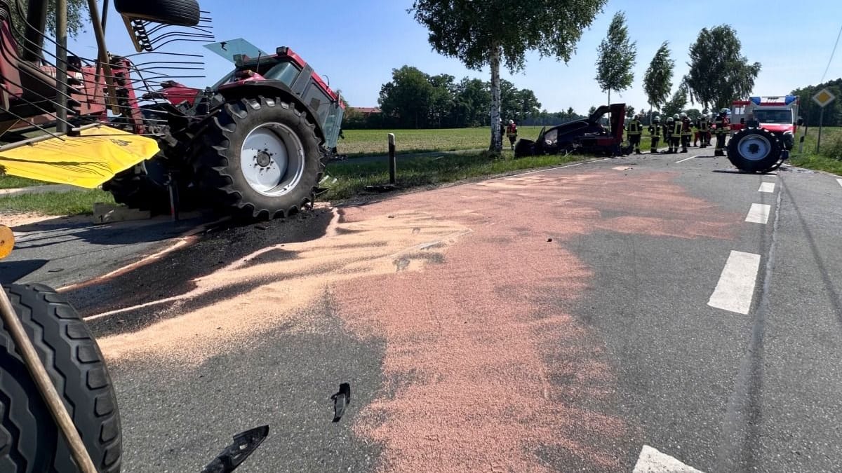 Unfall in Ostercappeln: Bei dem Zusammenstoß wurde der Traktor in zwei Hälften gerissen.