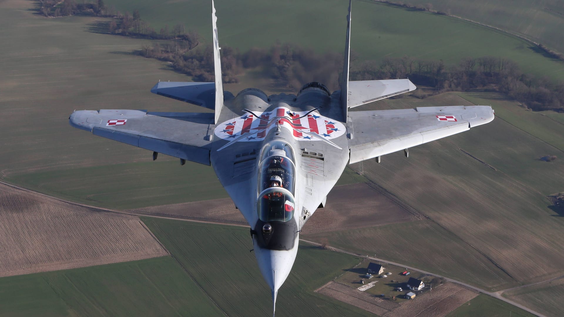 Ein Kampfflugzeug der polnischen Luftwaffe vom Typ MiG-29 bei einem Übungsflug über Polen. Ukraine hat einige MiGs von seinem Nachbarn erhalten. Ein Kampfflugzeug der polnischen Luftwaffe vom Typ MiG-29 bei einem Übungsflug über Polen. Ukraine hat einige MiGs von seinem Nachbarn erhalten.