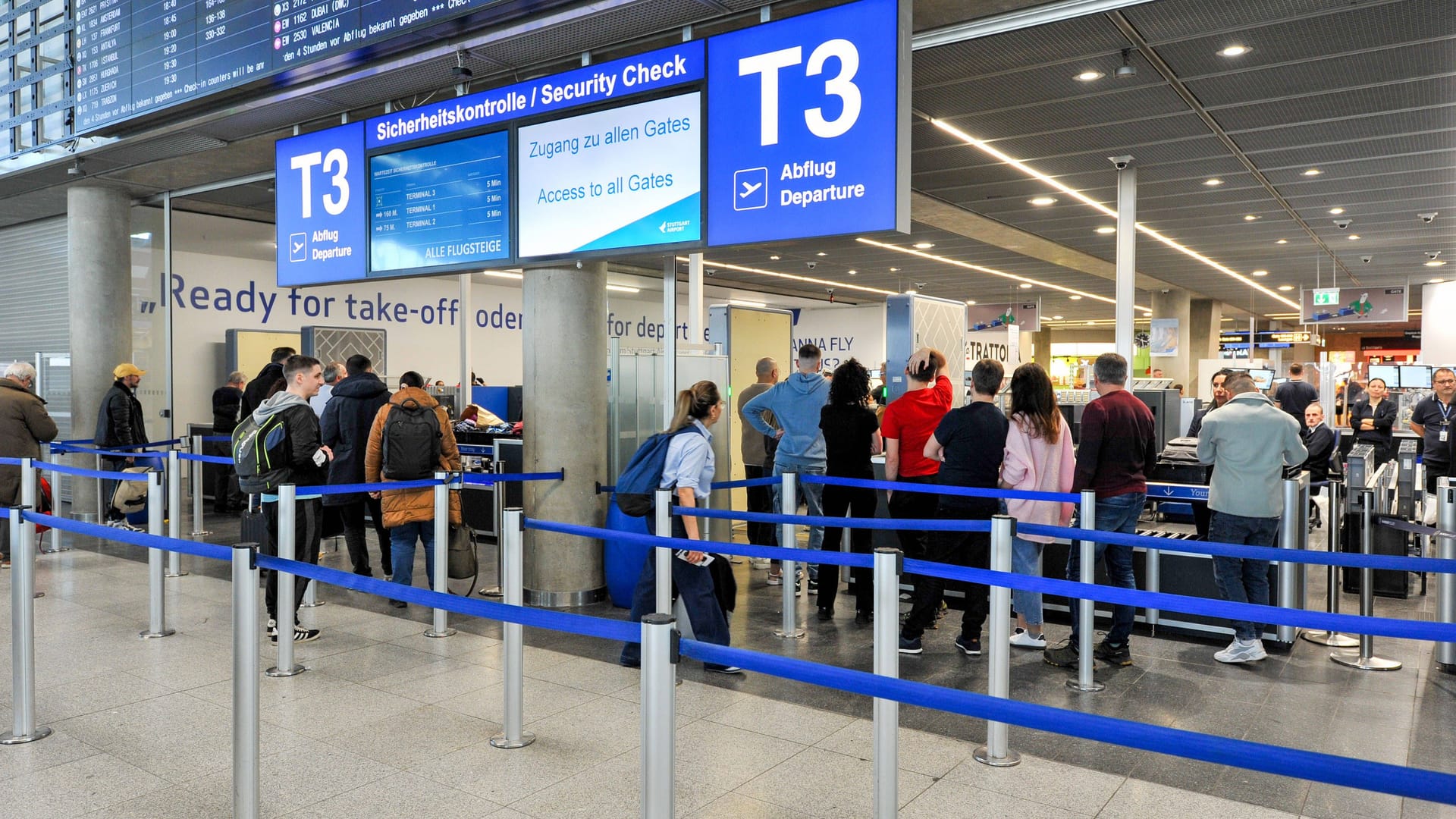 Die Sicherheitskontrolle am Flughafen: Passagiere sollten hier genügend Zeit einplanen.