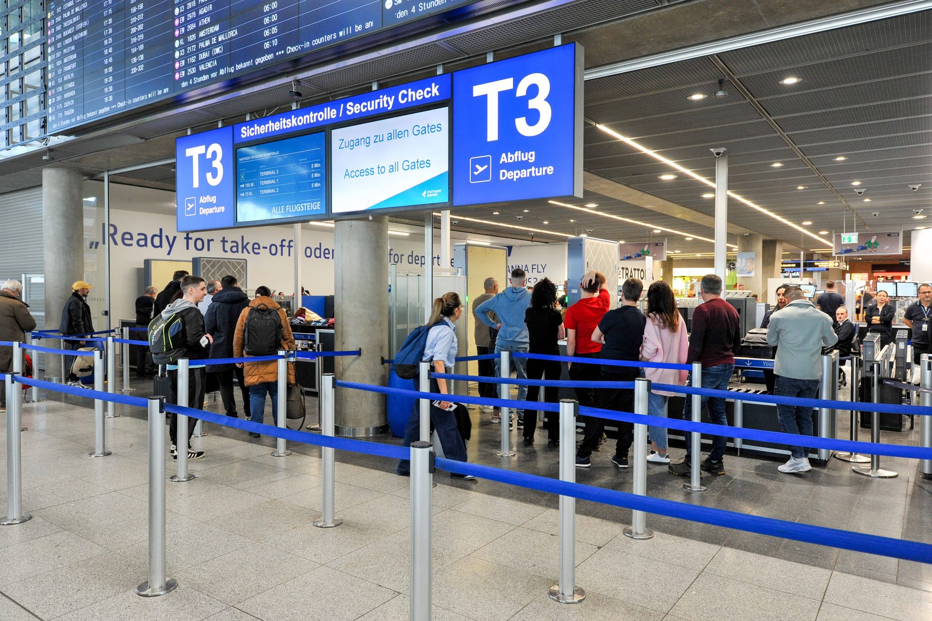 Die Sicherheitskontrolle am Flughafen: Passagiere sollten hier genügend Zeit einplanen.