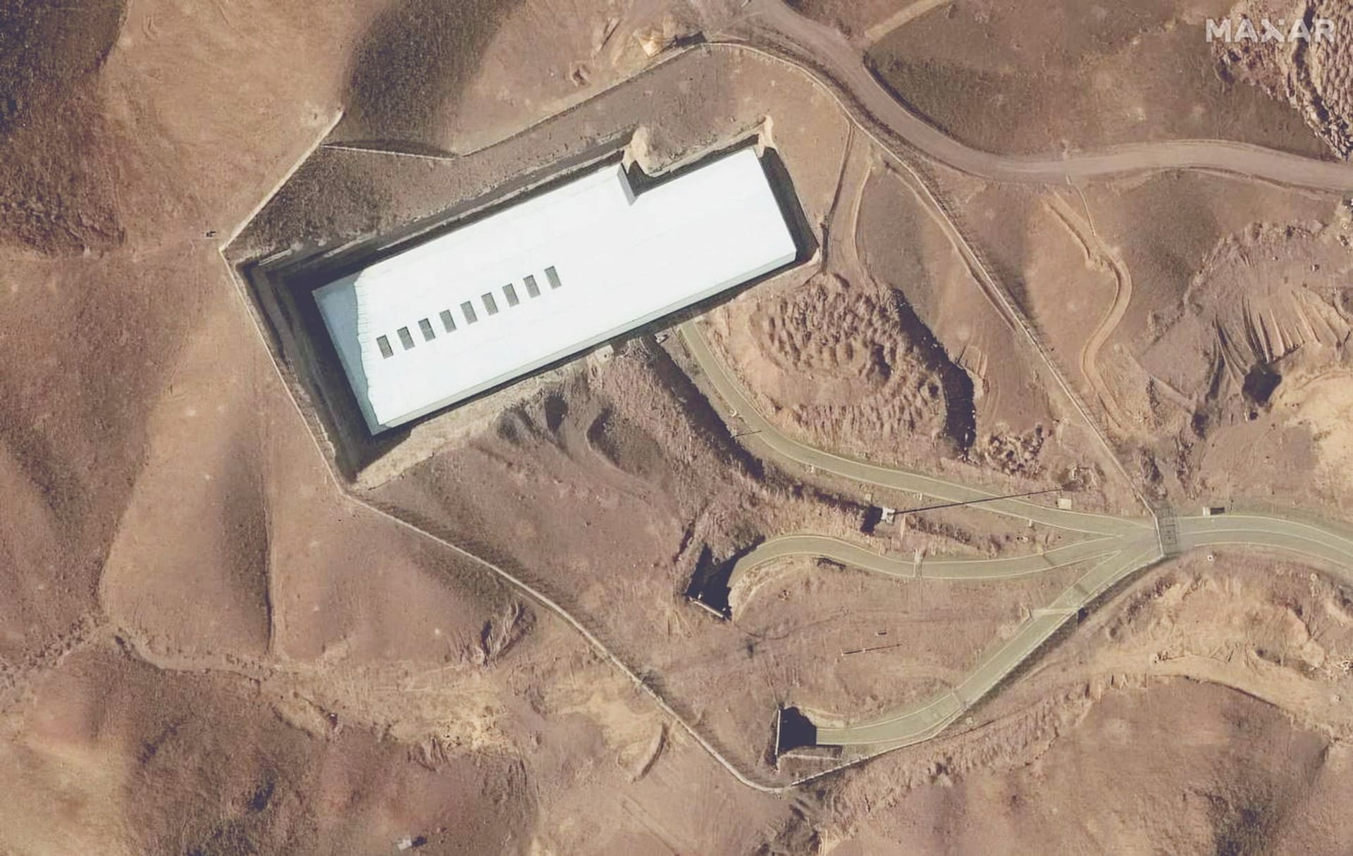 Der Eingang zur iranischen Atomanlage Fordo liegt im Wüstengebirge.