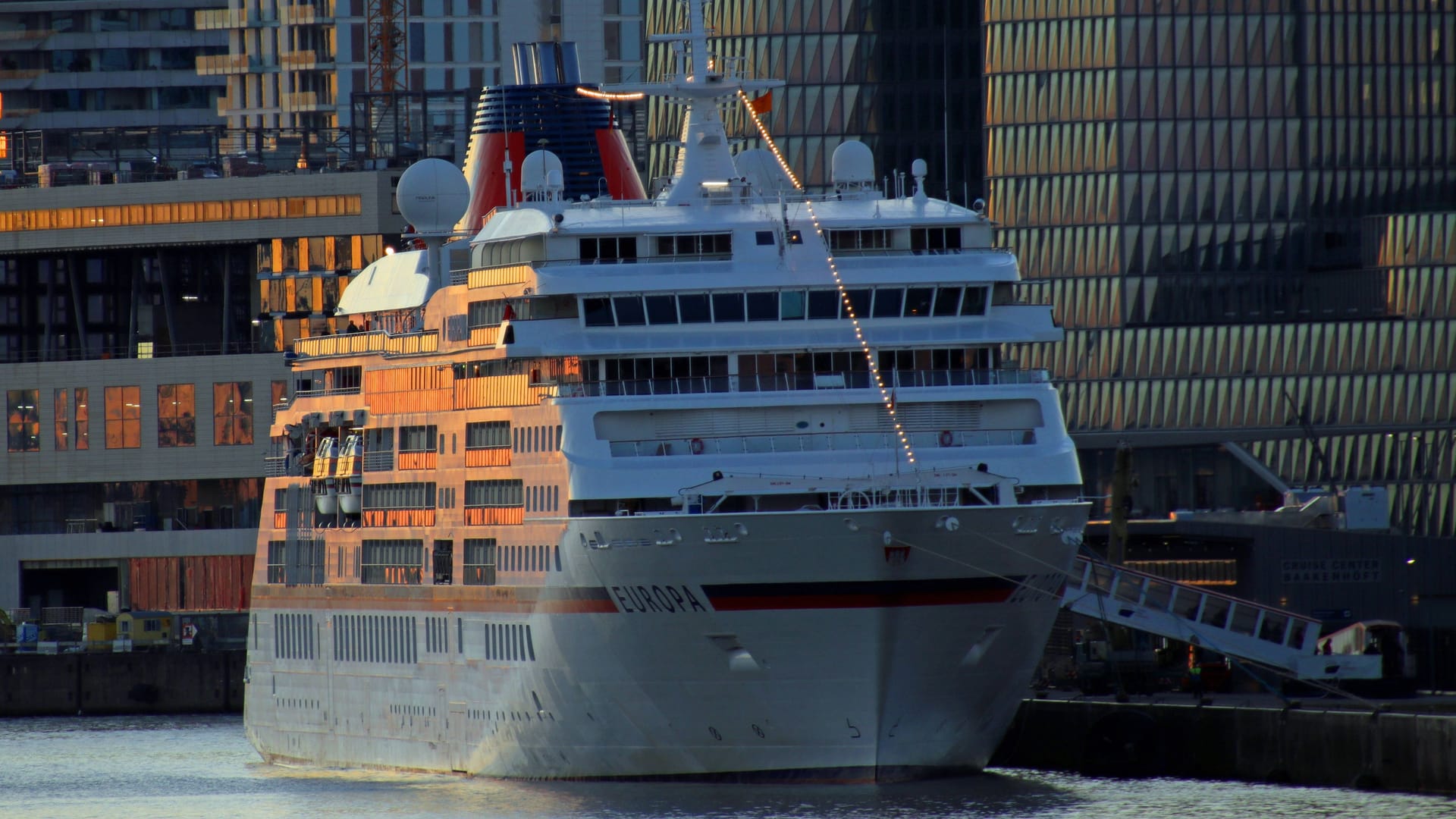 Die "MS Europa" am Terminal in der Hafencity: Das Schiff eröffnet die Kreuzfahrtwoche in Hamburg.