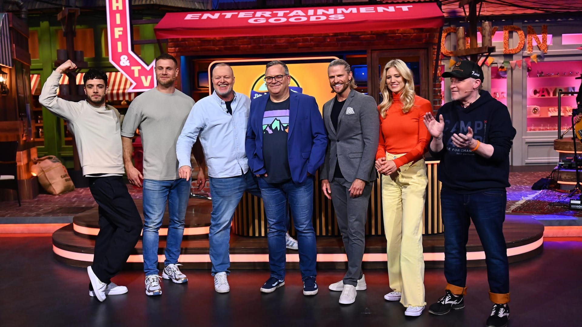 Raab, gefangen im RTL-Korsett: Hier zwischen Luca Hänni, Mimi Kraus, Elton, Paul Janke, Larissa Marolt und Joey Kelly.