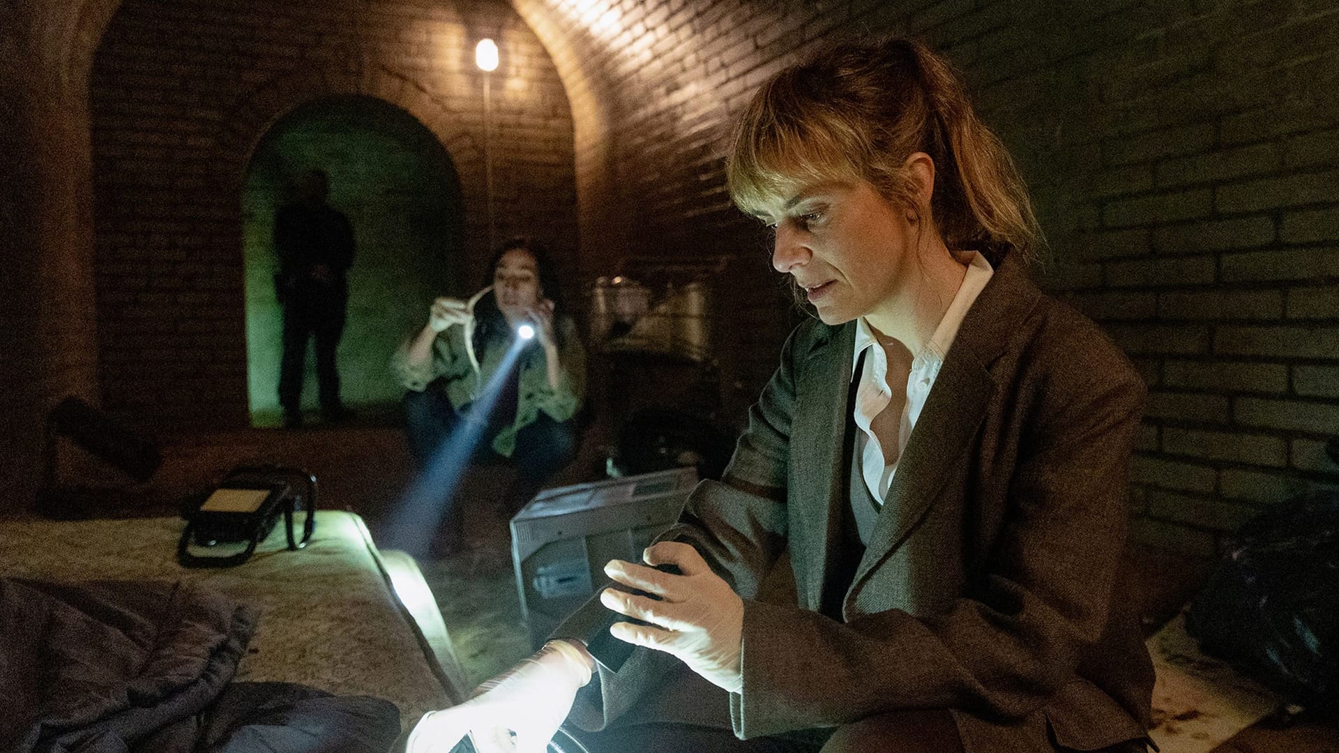 "Tatort: Rapunzel": Die Kommissarinnen finden in einem Bunker wichtige Hinweise.