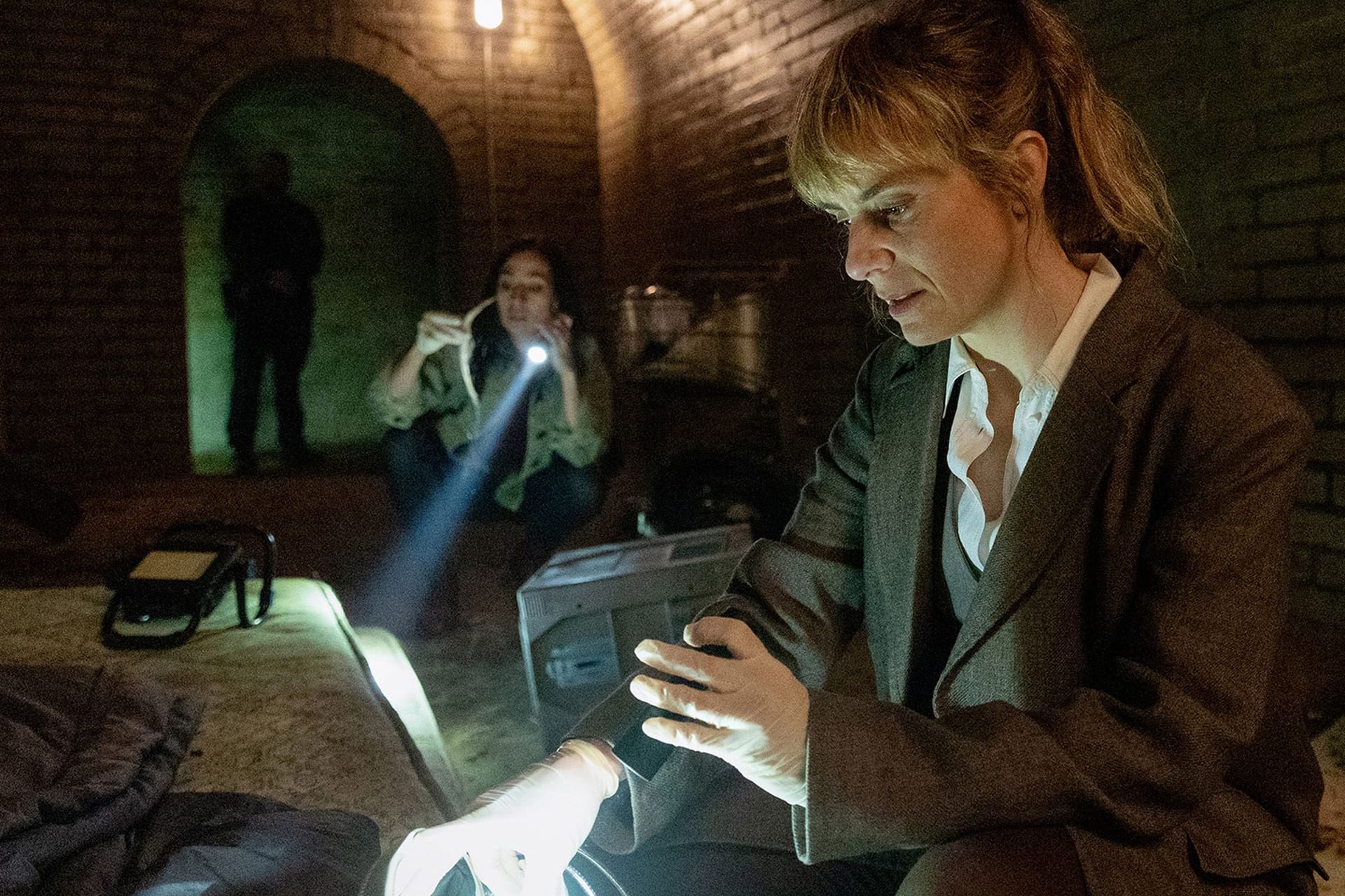 "Tatort: Rapunzel": Die Kommissarinnen finden in einem Bunker wichtige Hinweise. "Tatort: Rapunzel": Die Kommissarinnen finden in einem Bunker wichtige Hinweise.