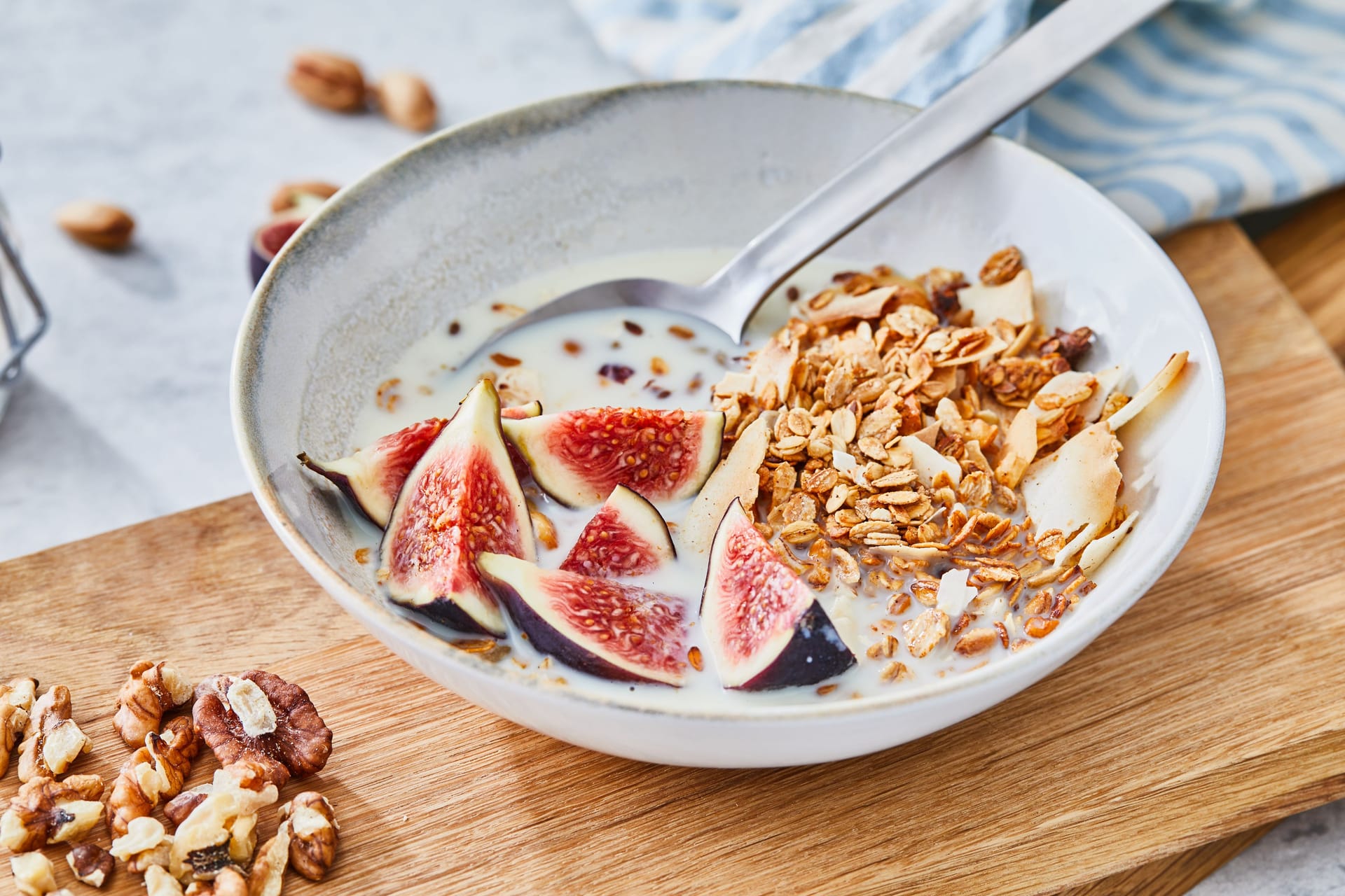 Eine Schale mit Müsli: Ballaststoffe sind förderlich für die Verdauung.