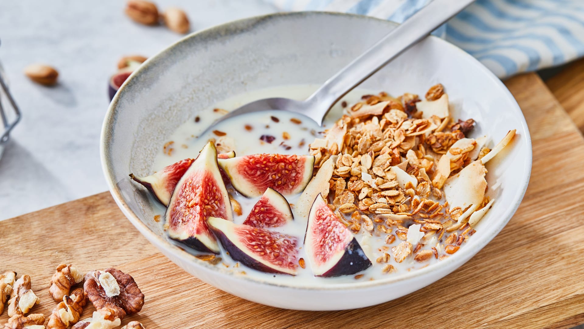 Eine Schale mit Müsli: Ballaststoffe sind förderlich für die Verdauung. Eine Schale mit Müsli: Ballaststoffe sind förderlich für die Verdauung.