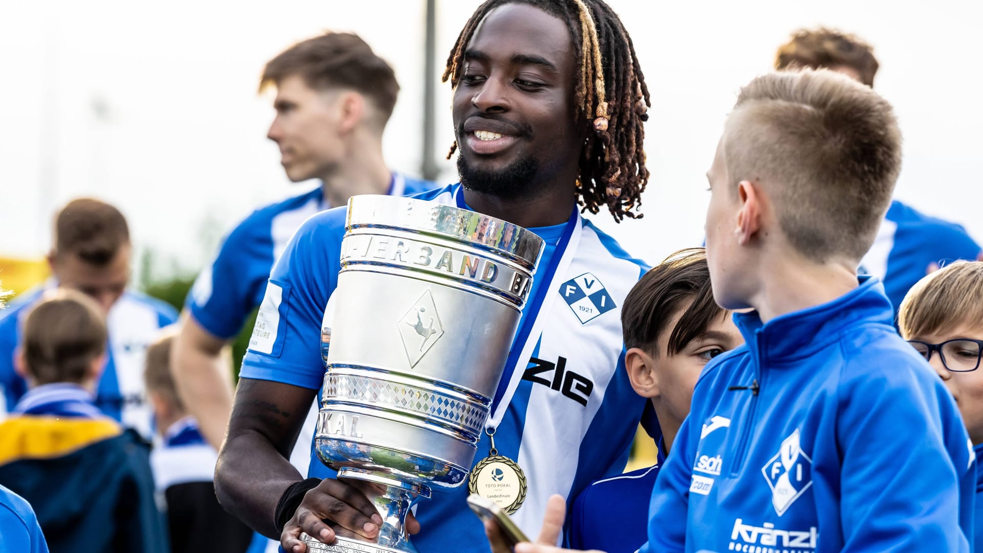 Eliot Muteba mit dem Toto-Pokal in der Hand: Wie es für ihn nach seiner Rückkehr zu 1860 weitergeht, ist ungewiss. Eliot Muteba mit dem Toto-Pokal in der Hand: Wie es für ihn nach seiner Rückkehr zu 1860 weitergeht, ist ungewiss.