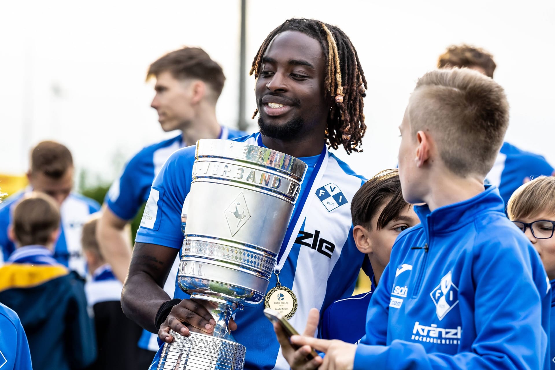 Eliot Muteba mit dem Toto-Pokal in der Hand: Wie es für ihn nach seiner Rückkehr zu 1860 weitergeht, ist ungewiss. Eliot Muteba mit dem Toto-Pokal in der Hand: Wie es für ihn nach seiner Rückkehr zu 1860 weitergeht, ist ungewiss.