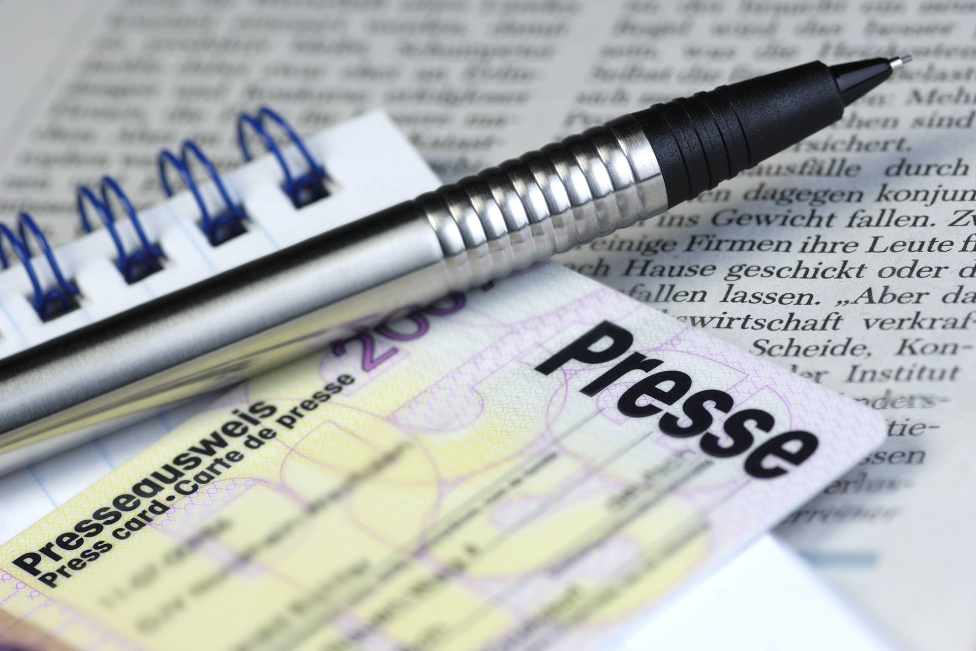 Ein Presseausweis, ein Stift und ein Notizblock liegen auf einer Zeitung: Ob Radio, Fernsehen oder Zeitung, die Arbeit als Journalist ist abwechslungsreich. Ein Presseausweis, ein Stift und ein Notizblock liegen auf einer Zeitung: Ob Radio, Fernsehen oder Zeitung, die Arbeit als Journalist ist abwechslungsreich.