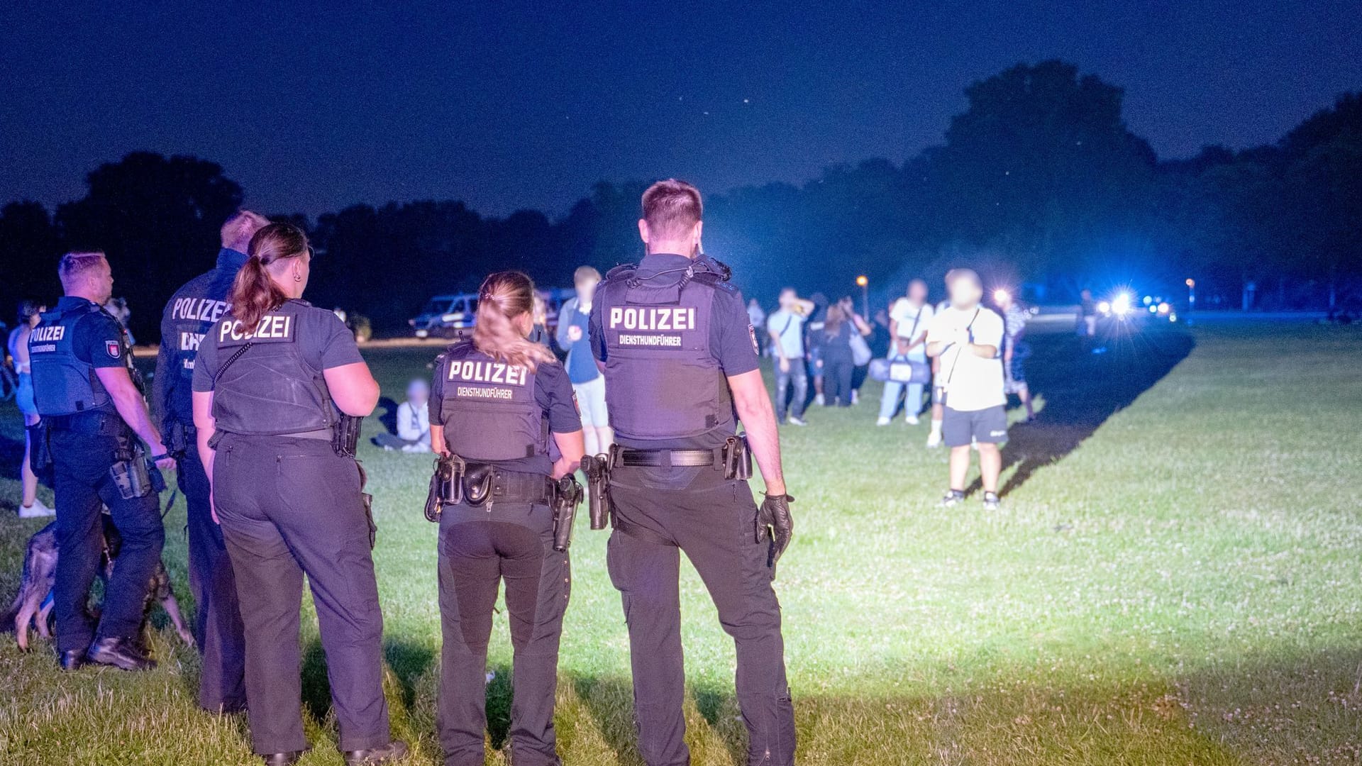 Schlägerei nach Messerangriff im Hamburger Stadtpark Schlägerei nach Messerangriff im Hamburger Stadtpark