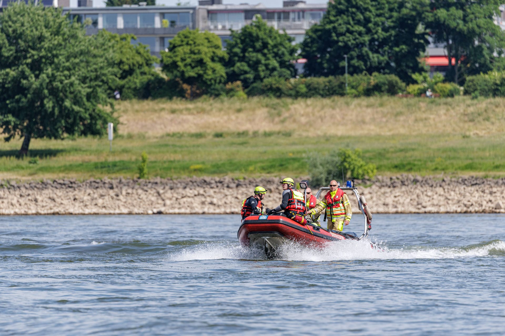 Einsatzkräfte der Feuerwehr auf dem Rhein in Düsseldorf (Archivbild): Dort wird noch immer ein Mann vermisst.