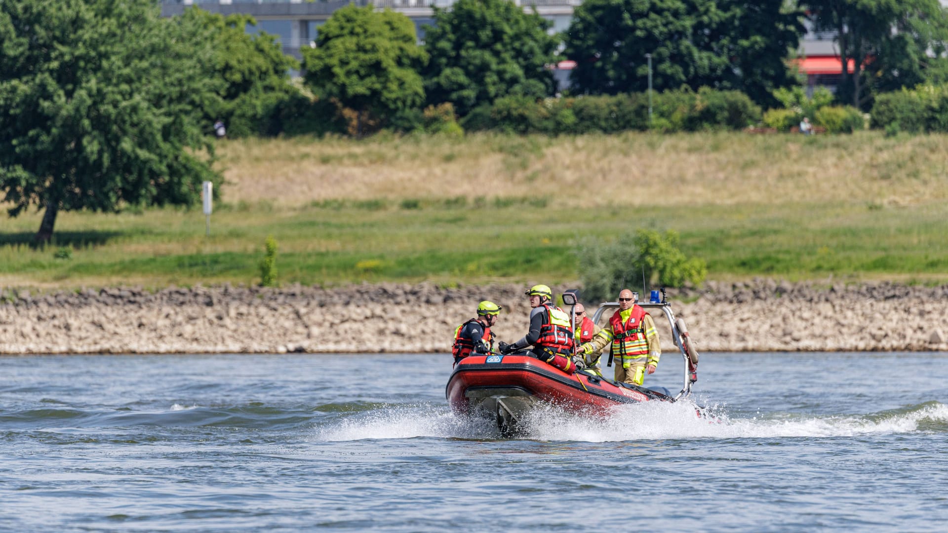 Einsatzkräfte der Feuerwehr auf dem Rhein in Düsseldorf (Archivbild): Dort wird noch immer ein Mann vermisst.