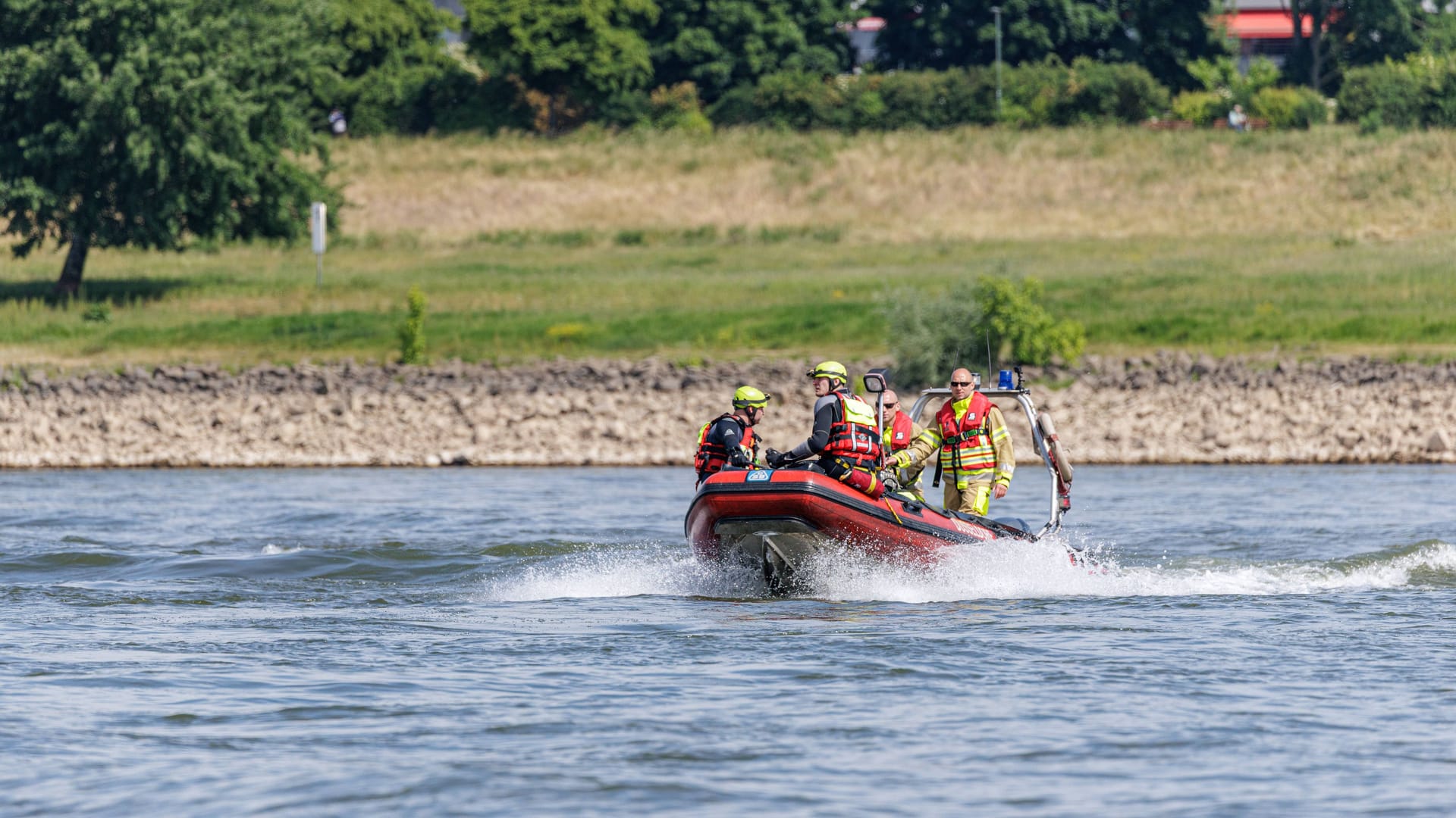 Einsatzkräfte der Feuerwehr auf dem Rhein in Düsseldorf (Archivbild): Dort wird noch immer ein Mann vermisst.