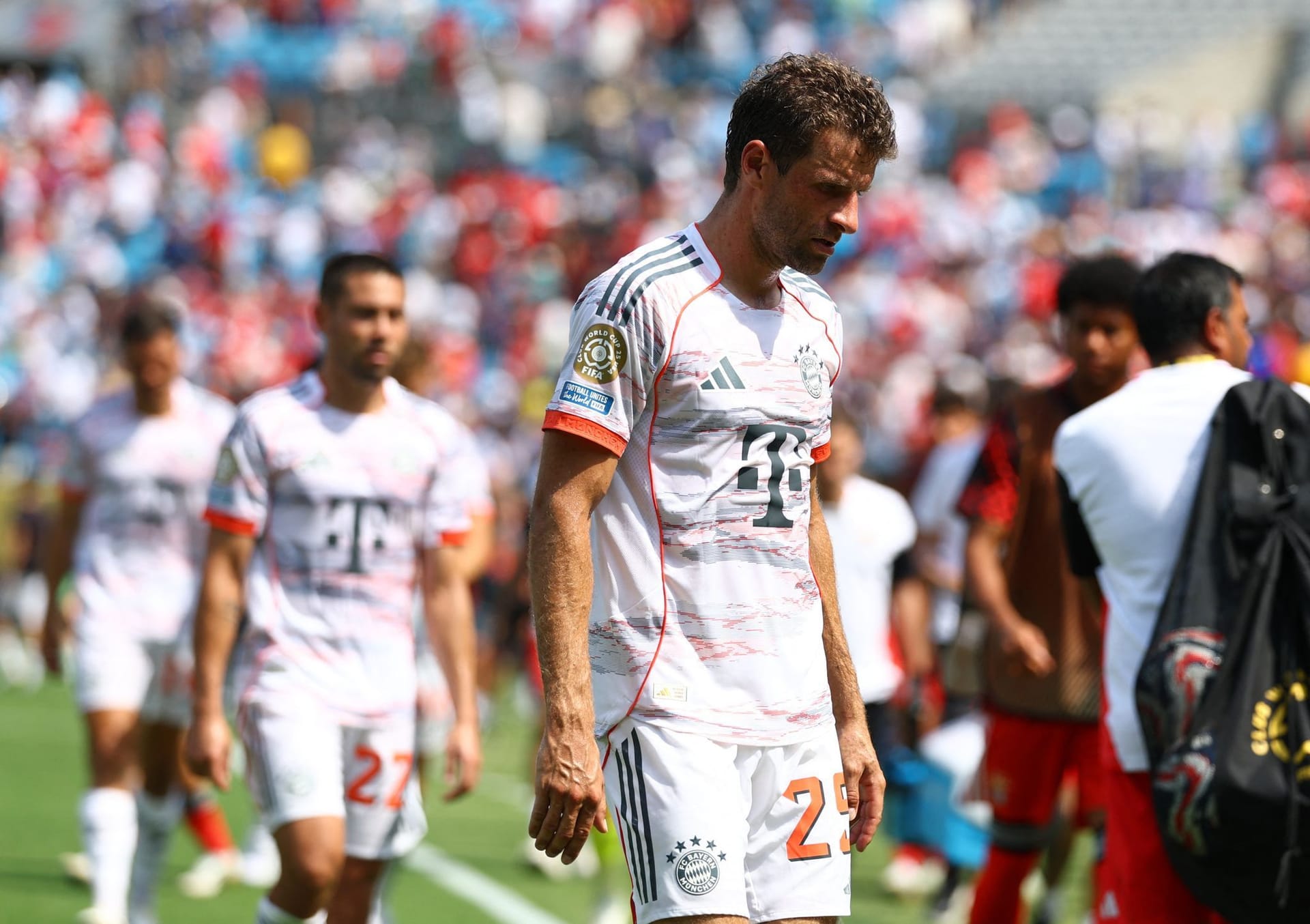 Thomas Müller: Ersetzte Kane im Sturmzentrum. So gut wie nicht zu sehen. Kurz vor dem Pausenpfiff verstolperte er ein aussichtsreiches Sané-Zuspiel im Strafraum. Schloss zu zentral und zu harmlos ab (51.). Blieb quasi wirkungslos. Leistete sich einige Fehlpässe. Note 6 Thomas Müller: Ersetzte Kane im Sturmzentrum. So gut wie nicht zu sehen. Kurz vor dem Pausenpfiff verstolperte er ein aussichtsreiches Sané-Zuspiel im Strafraum. Schloss zu zentral und zu harmlos ab (51.). Blieb quasi wirkungslos. Leistete sich einige Fehlpässe. Note 6