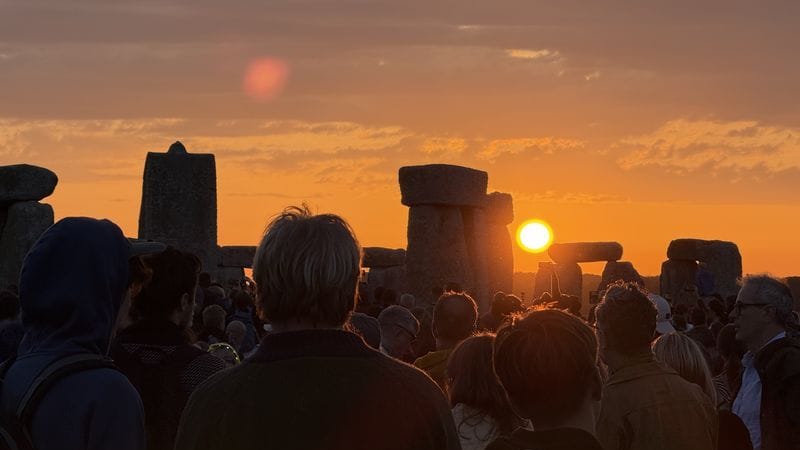 Menschen versammeln sich am Steinkreis Stonehenge: Tausende haben die kürzeste Nacht des Jahres gefeiert.