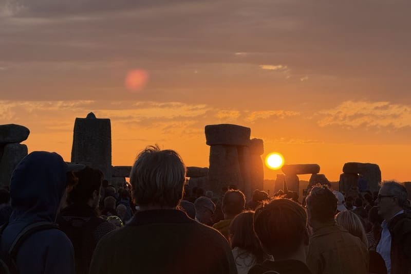 Menschen versammeln sich am Steinkreis Stonehenge: Tausende haben die kürzeste Nacht des Jahres gefeiert.