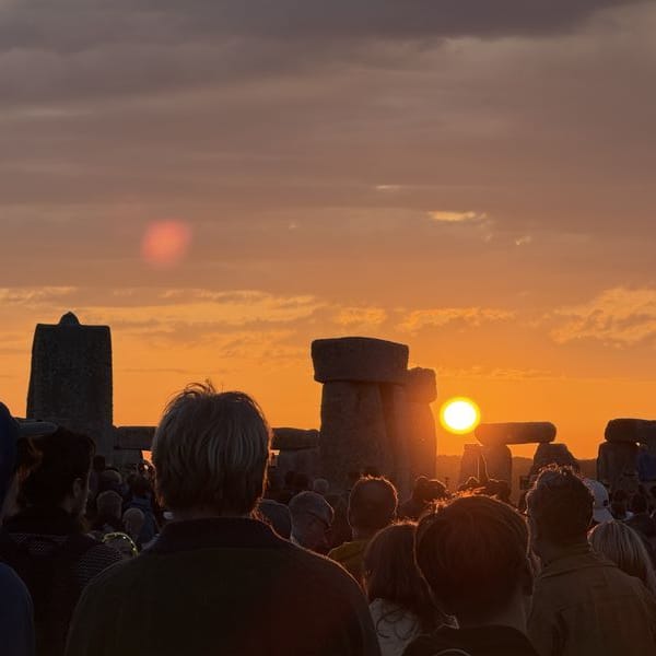 Menschen versammeln sich am Steinkreis Stonehenge: Tausende haben die kürzeste Nacht des Jahres gefeiert.