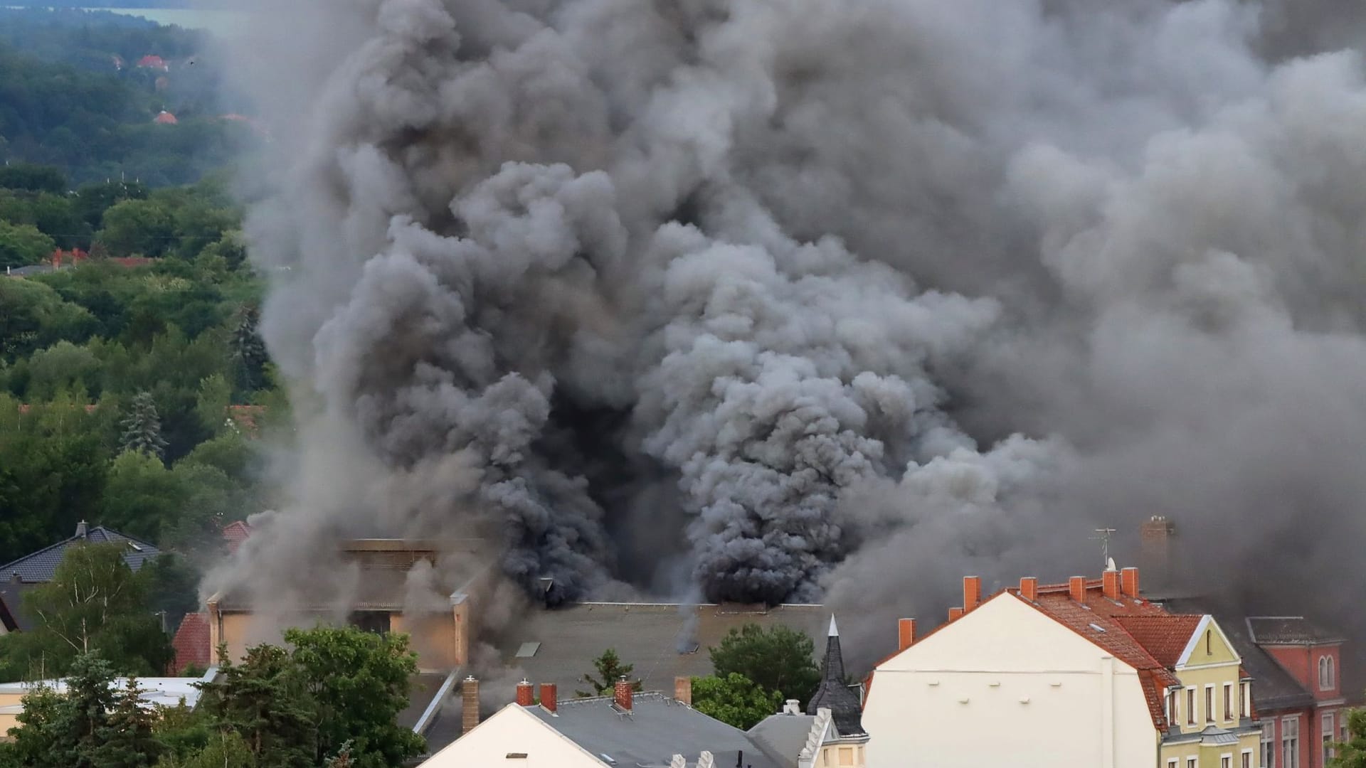 Dichte Rauchwolken am Abend in Dresden: Anwohner des Brandes sollten ihre Fenster geschlossen halten.