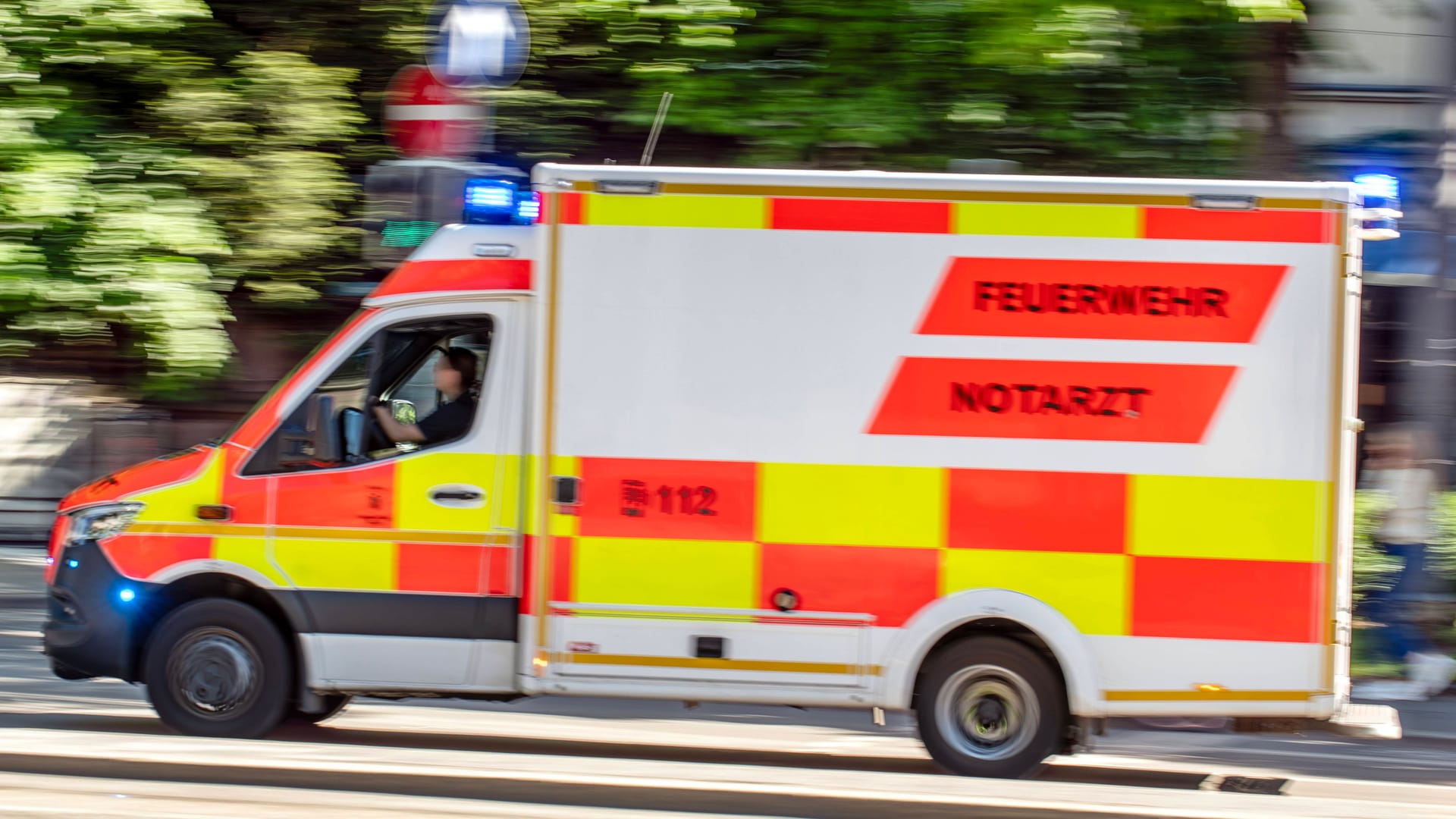 Ein Rettungswagen auf Einsatzfahrt (Archivbild): Der Verletzte kam in den Schockraum einer Münchner Klinik.