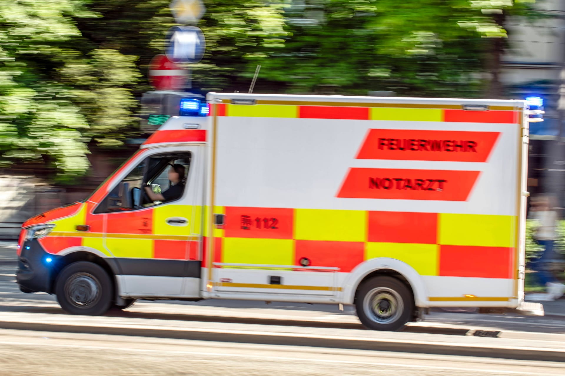 Ein Rettungswagen auf Einsatzfahrt (Archivbild): Der Verletzte kam in den Schockraum einer Münchner Klinik.