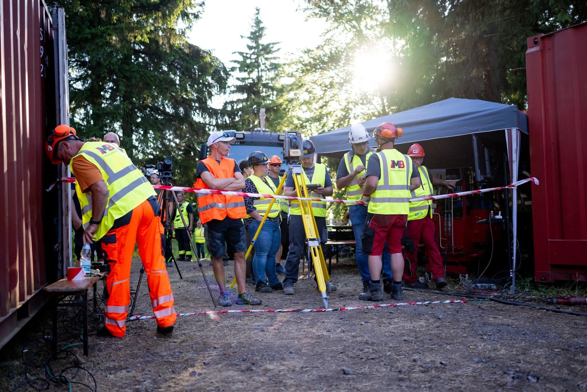 Die Mitarbeitenden der Firma MB Spezialabbruch an der Absperrzone. Die Inselbergschanze in Brotterode sollte gezielt zum Einsturz gebracht werden.