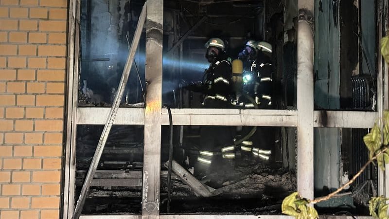 Feuerwehrleute mit Atemschutzgerät arbeiten in einem ausgebrannten Raum im Erdgeschoß im Marienkrankenhaus im Hamburger Stadtteil Hohenfelde. Die Flammen seien von der Geriatrie im Erdgeschoss der Klinik auf das erste Obergeschoss übergeschlagen. Feuerwehrleute versuchten Menschen über Fenster ins Freie zu retten.