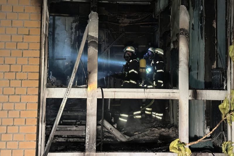 Feuerwehrleute mit Atemschutzgerät arbeiten in einem ausgebrannten Raum im Erdgeschoß im Marienkrankenhaus im Hamburger Stadtteil Hohenfelde. Die Flammen seien von der Geriatrie im Erdgeschoss der Klinik auf das erste Obergeschoss übergeschlagen. Feuerwehrleute versuchten Menschen über Fenster ins Freie zu retten.
